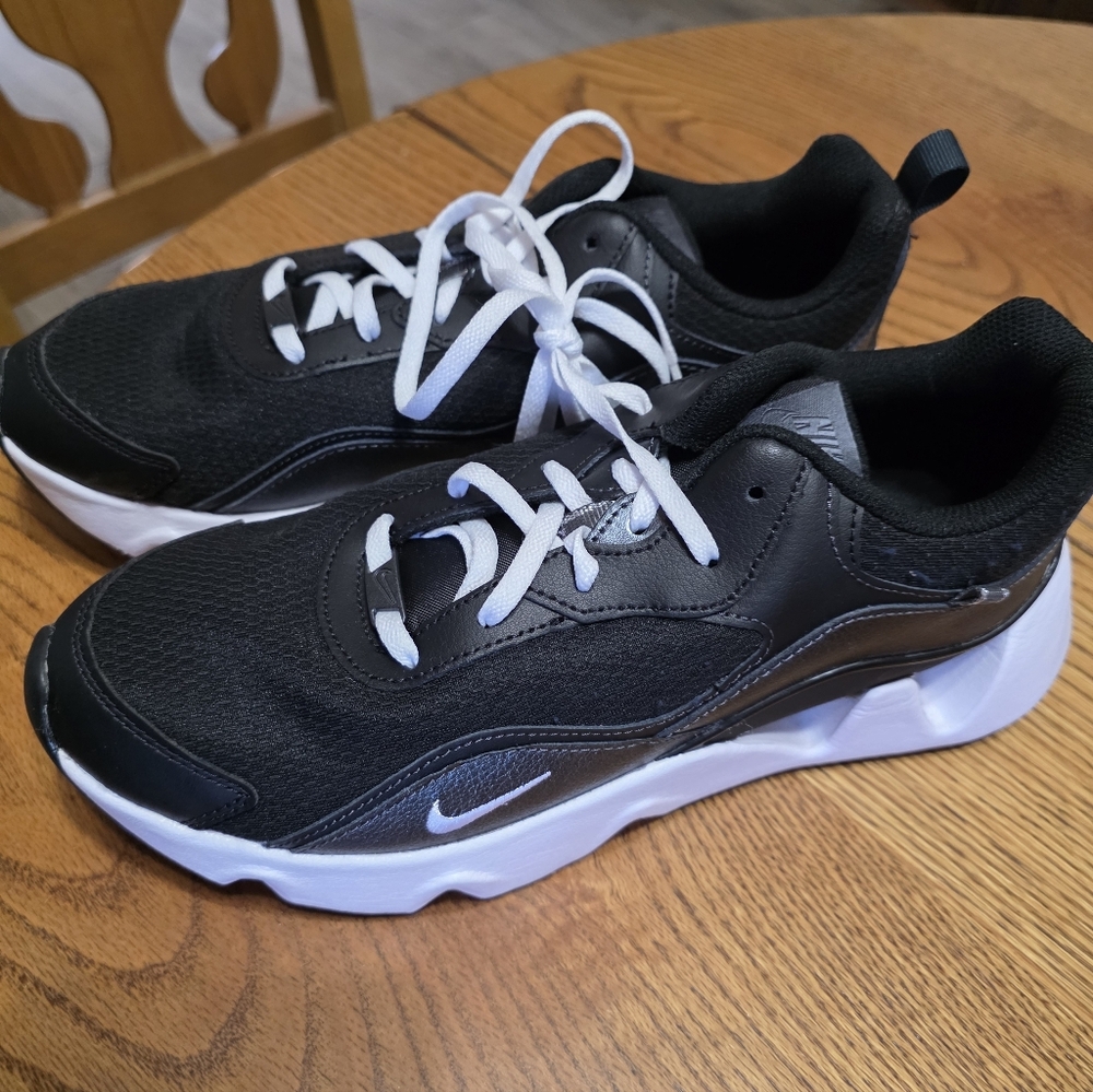 Nike Womens RYZ 365 Athletic Sneakers, 11.5W/10M Brand New!